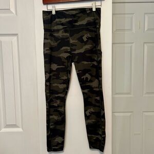 Woman’s Athleta Ultimate Green Camouflage Leggings Size Small